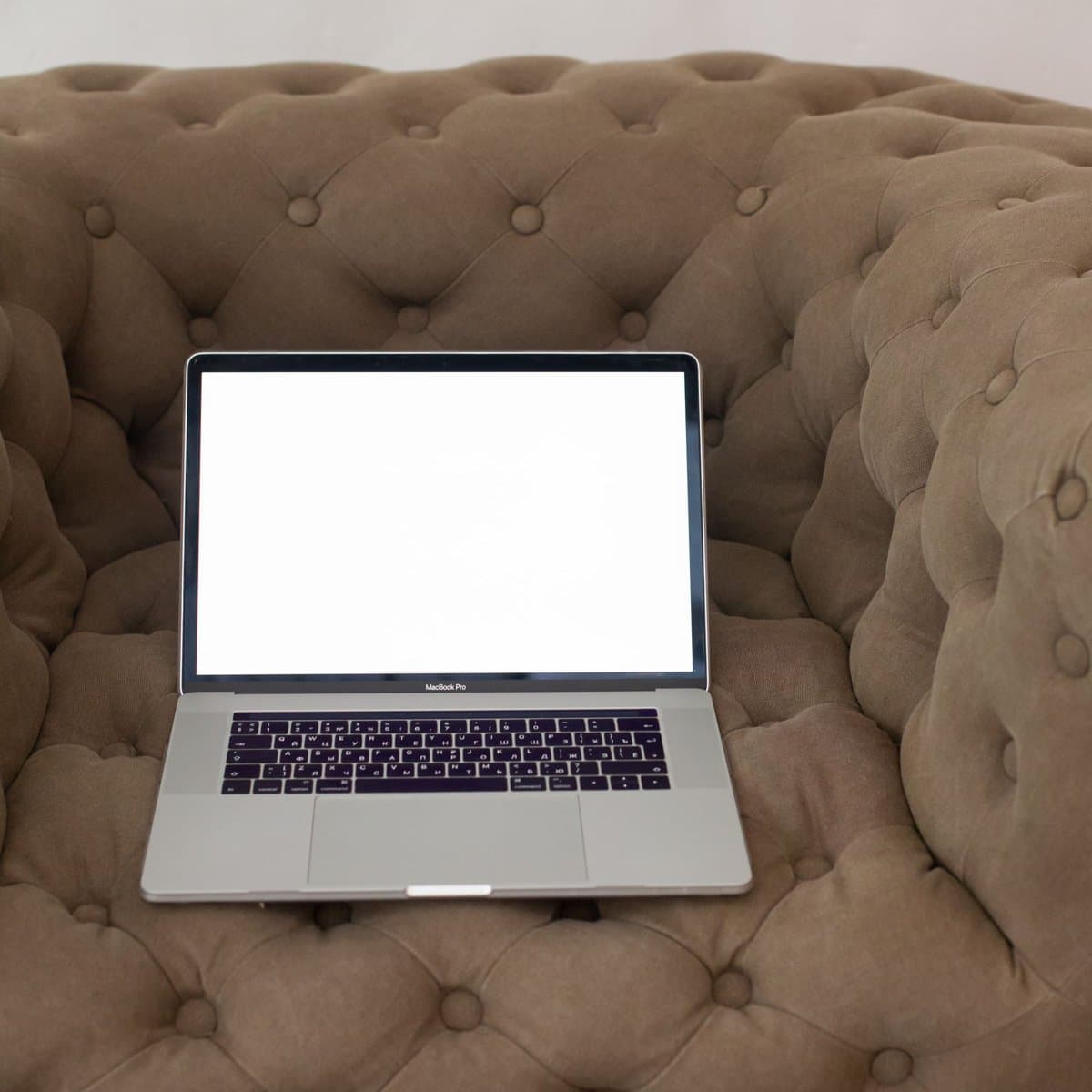 Laptop no sofá
